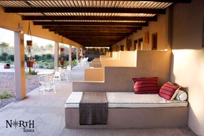Habitación doble Deluxe, 2 camas individuales, vista a la alberca | Balcón