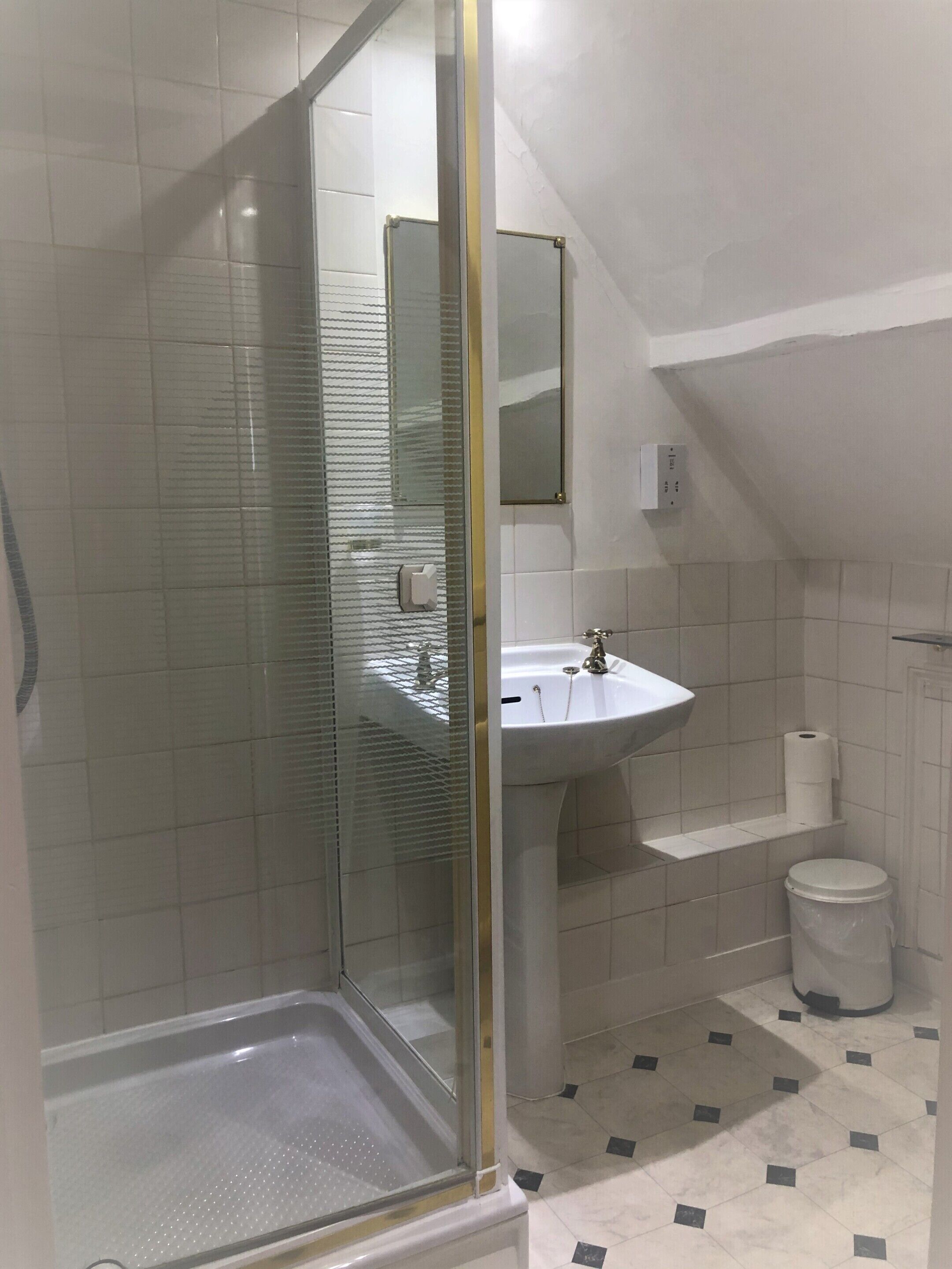 double room, ensuite, garden view (small ) | bathroom