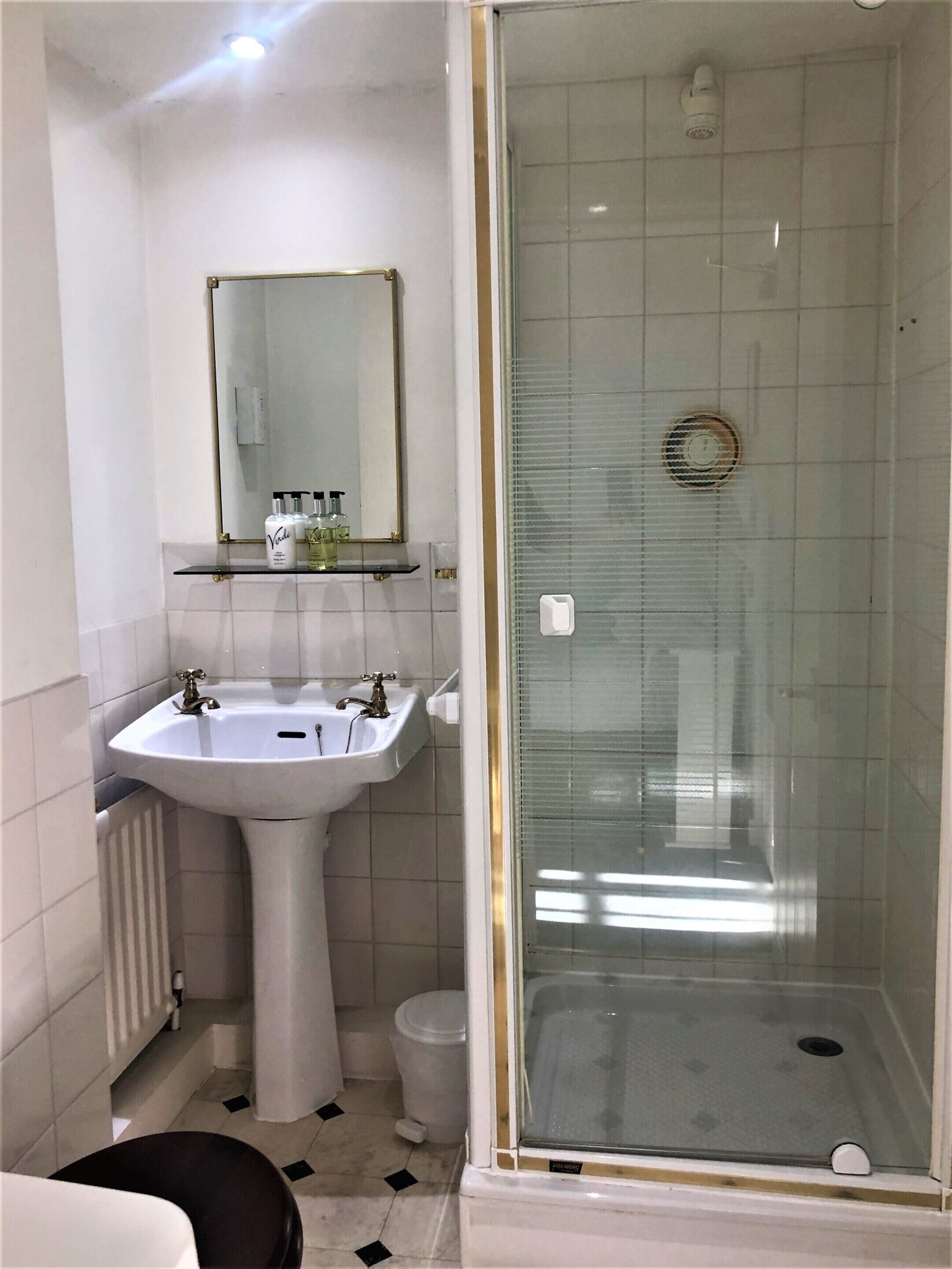 deluxe single room, ensuite | bathroom