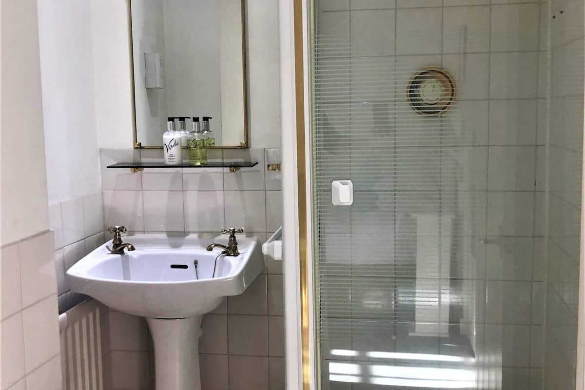 deluxe single room, ensuite | bathroom