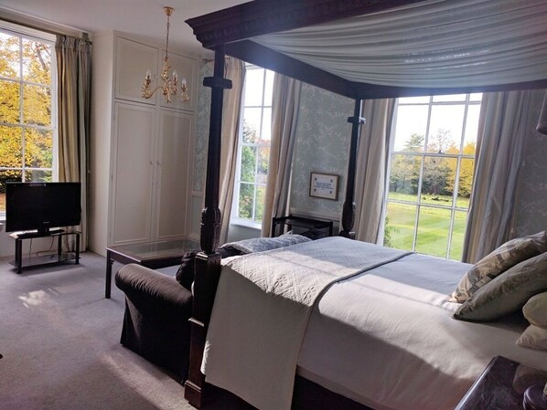 Kahden hengen luksushuone, kylpyhuone makuuhuoneen yhteydessä