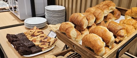 Petit déjeuner buffet (7 ARS par personne)