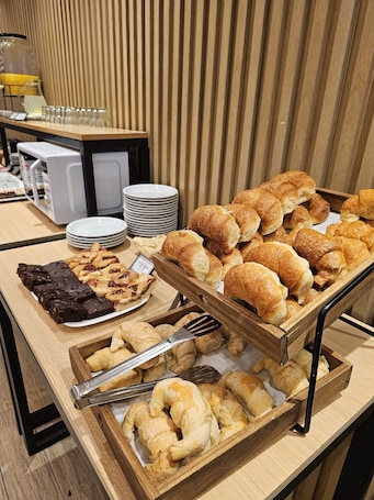 Desayuno buffet diario (ARS 7 por persona)