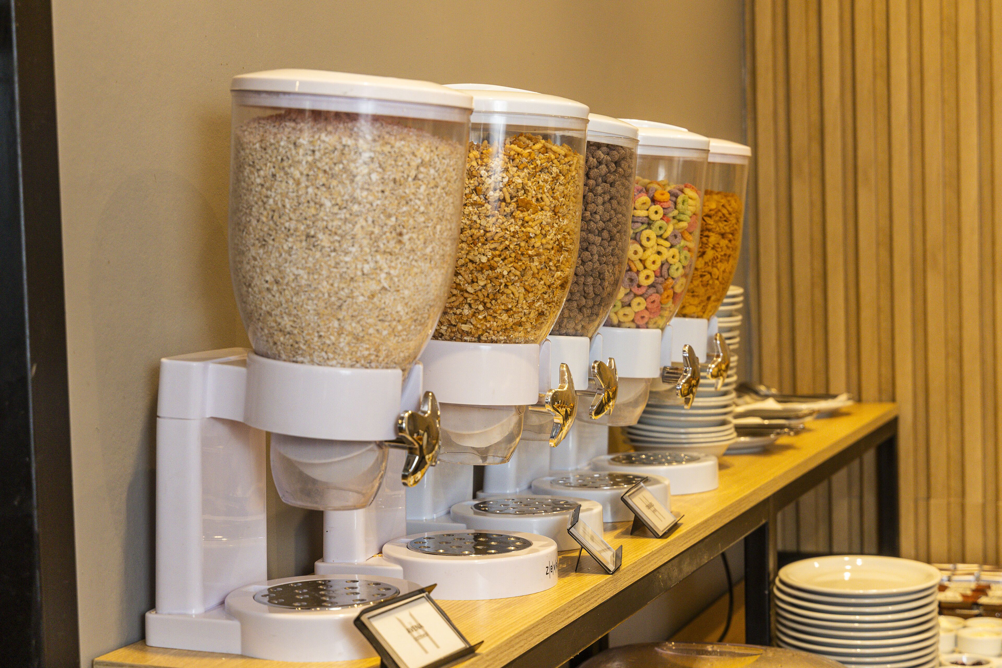 Un buffet avec plusieurs distributeurs de nourriture.