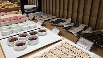 Petit déjeuner buffet servi tous les jours en supplément