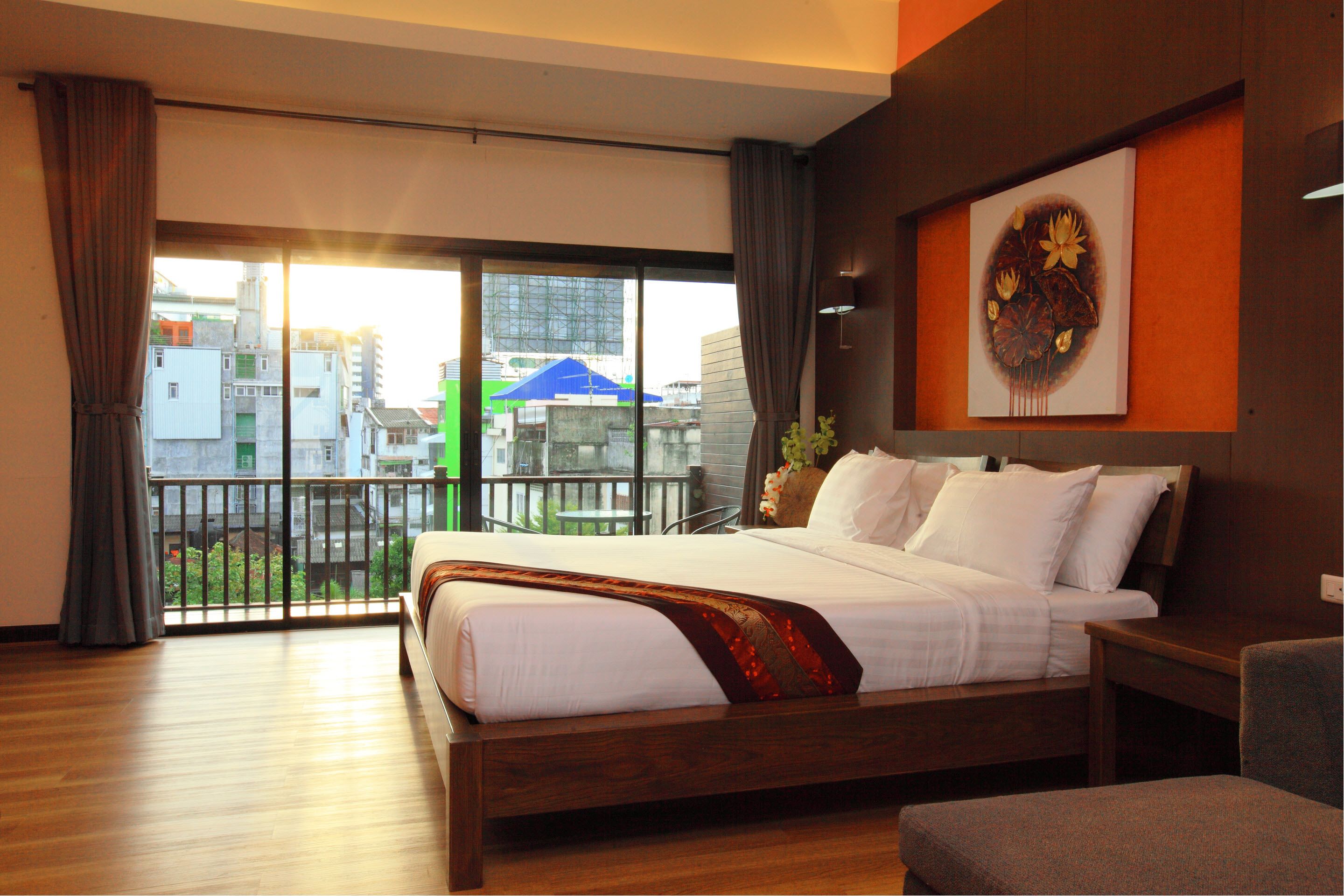 1 Bedroom Deluxe Suite | Minibar, in-room safe, desk, free WiFi