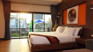 1 Bedroom Deluxe Suite | Minibar, in-room safe, desk, free WiFi