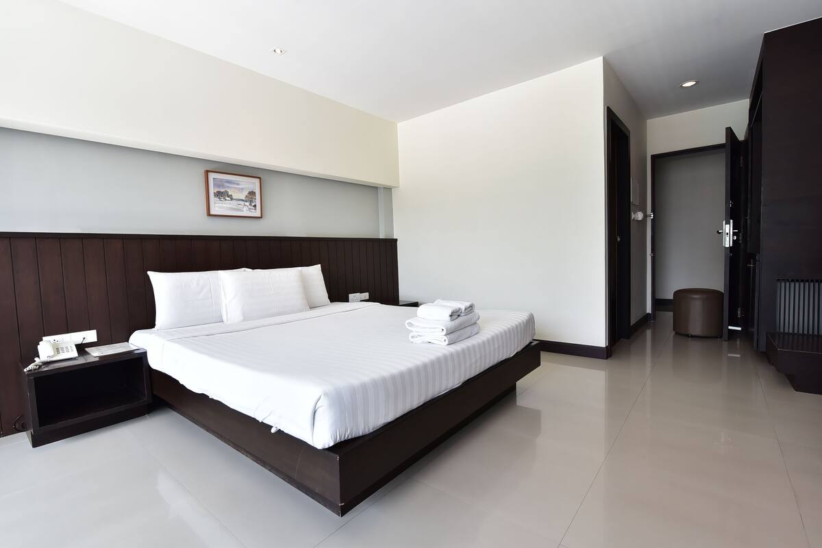 Double Room | Minibar, in-room safe, desk, WiFi (free)