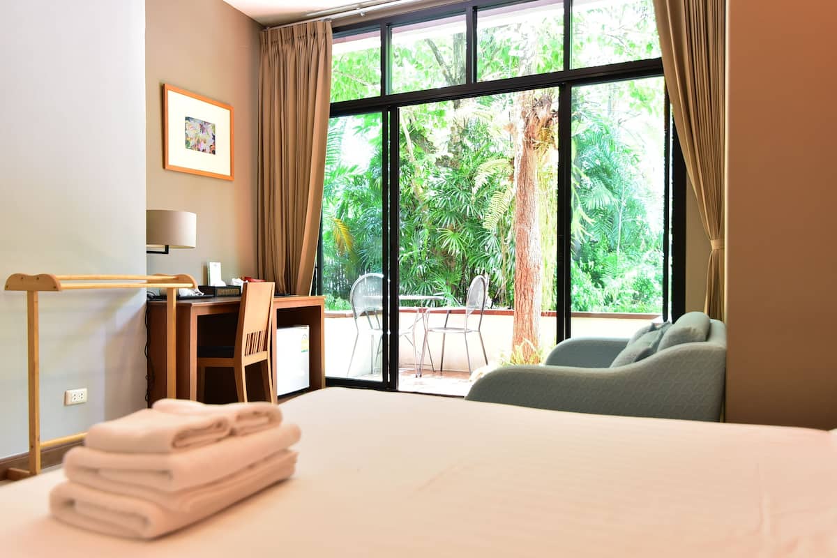 Double Deluxe Room | Een minibar, een kluis op de kamer, een bureau, gratis wifi
