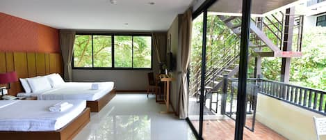 Triple Deluxe Room | 迷你吧、客房内保险箱、办公桌、免费 WiFi