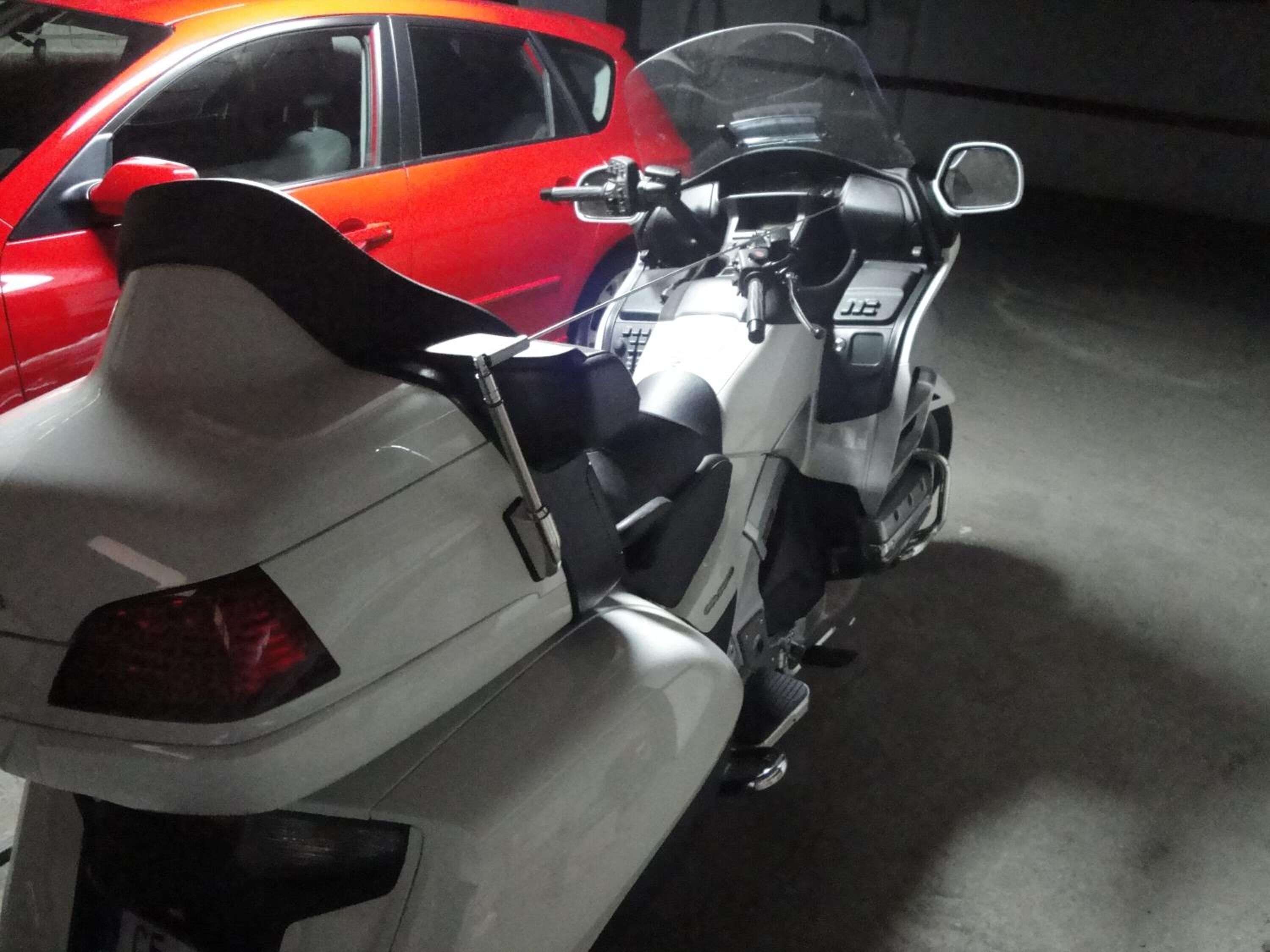 Una motocicleta estacionada en un garaje.