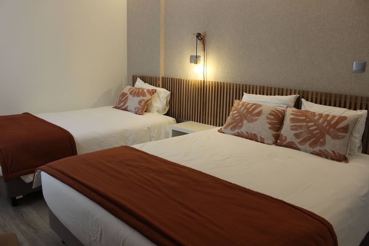 Triple Room | Meja, langsir/tirai gelap terus, katil bayi/kot (percuma)