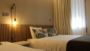 Habitación triple | Escritorio, cortinas opacas, cunas gratuitas y wifi gratis