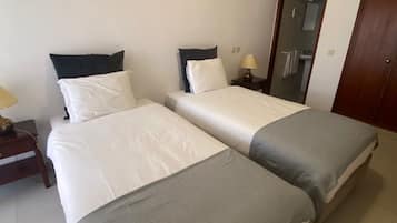 Kamar Double atau Twin | Meja kerja, tirai kedap cahaya, dan tempat tidur bayi gratis