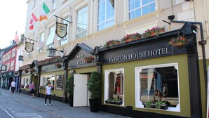 Eine Reihe von Hotels mit großen Fenstern und Blumenkästen.