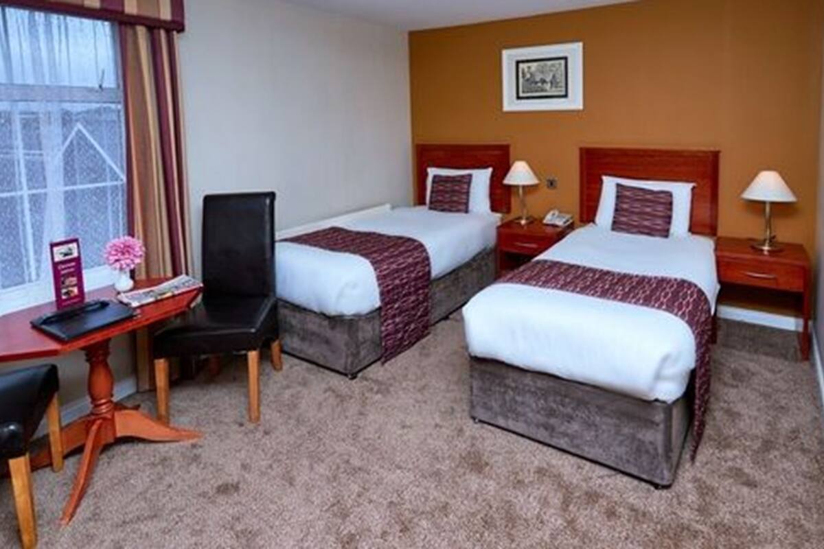 Standard Twin Room | In-room safe, iron/ironing board (on request), WiFi (free), bed sheets