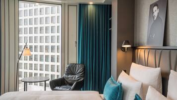 Caja fuerte, escritorio, sistema de insonorización y wifi gratis