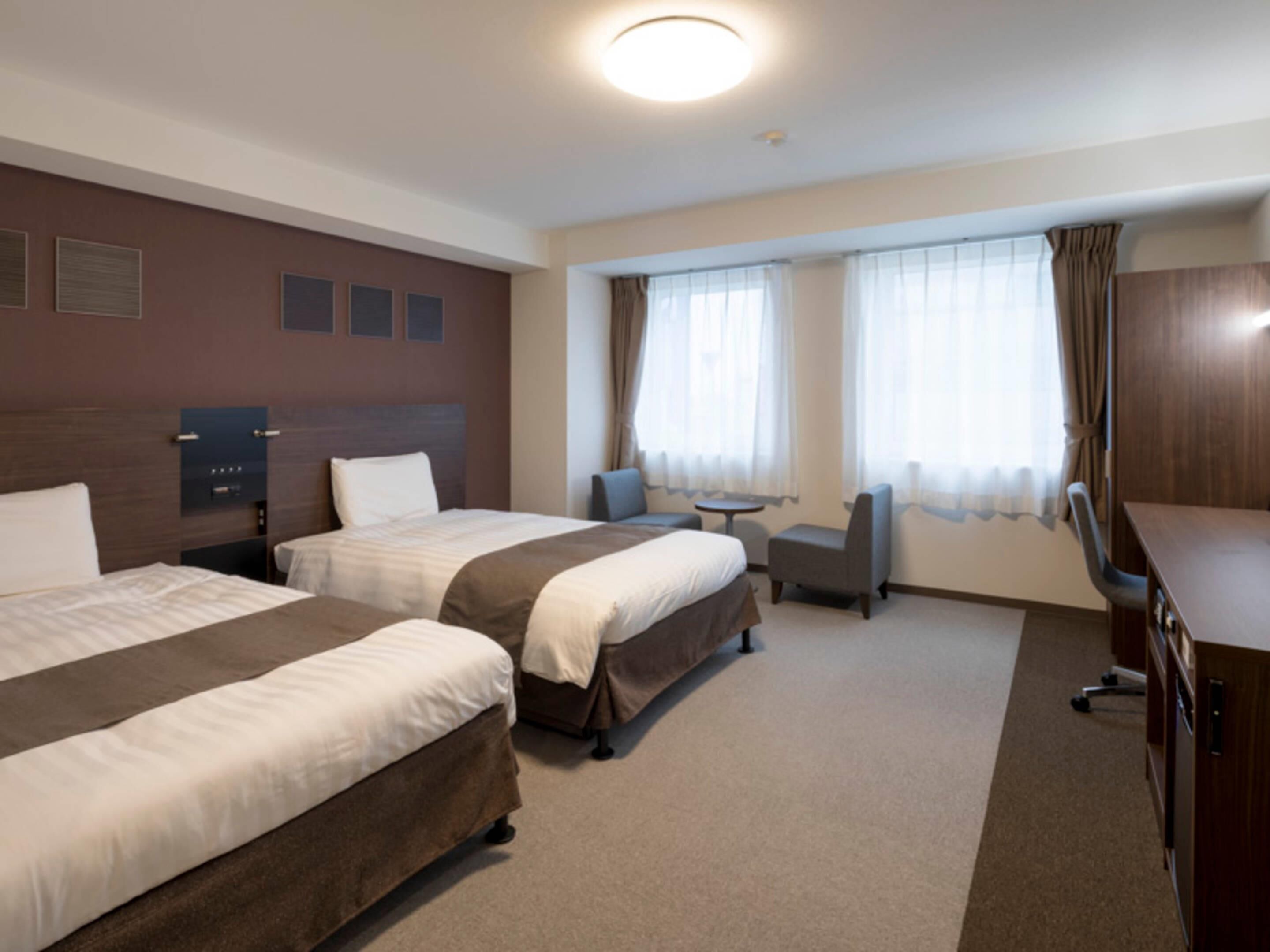 Premium bedding, in-room safe, desk, blackout drapes