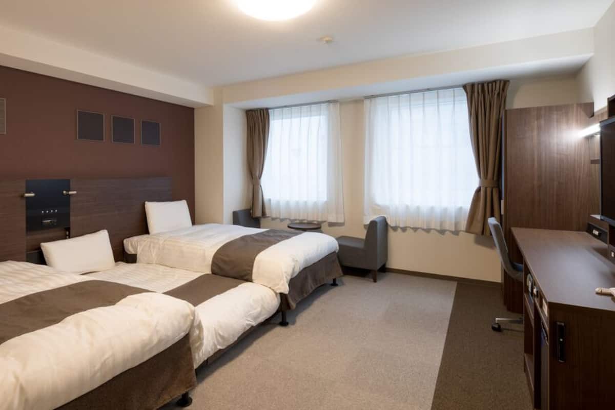 Premium bedding, in-room safe, desk, blackout drapes