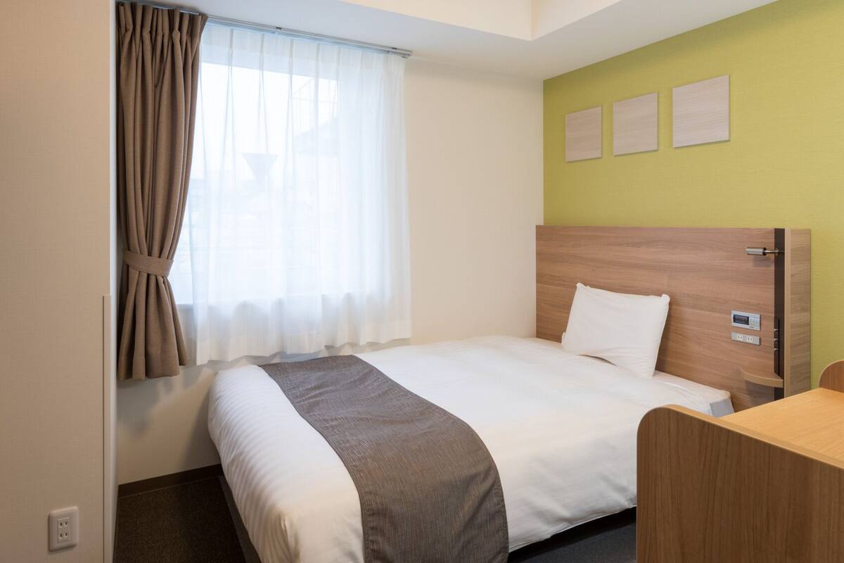 Premium bedding, in-room safe, desk, blackout drapes