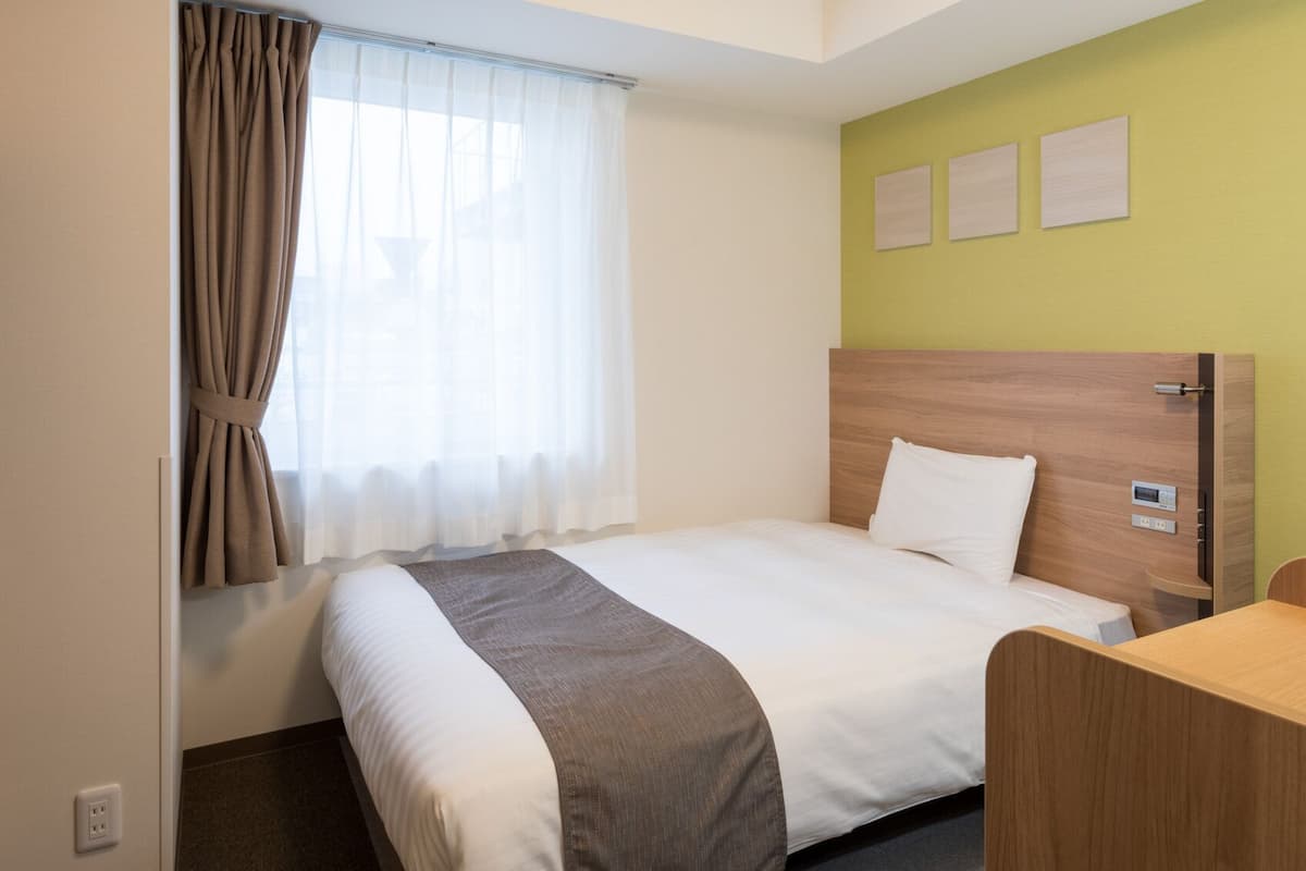 Premium bedding, in-room safe, desk, blackout drapes