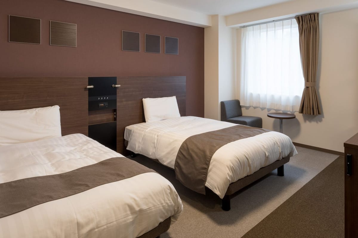 Premium bedding, in-room safe, desk, blackout drapes