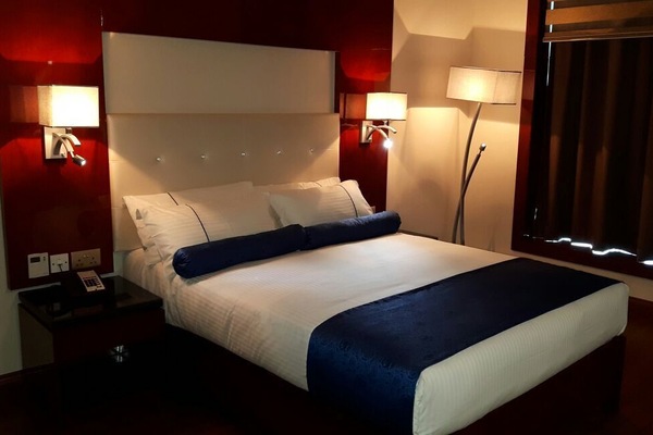 Rom – standard, 1 queensize-seng | Sengetøy av topp kvalitet, minibar, safe på rommet og skrivebord