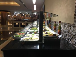 Se ofrece un desayuno bufé todos los días (por un coste adicional)