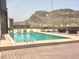 Una piscina al aire libre (de 07:00 a 19:00), tumbonas