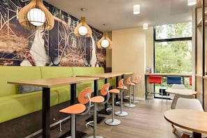 Tägliches Frühstücksbuffet (16 EUR pro Person)