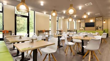 Petit déjeuner buffet (16 EUR par personne)