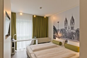 Rom – standard (Barrier Free) | Allergitestet sengetøy, safe på rommet og skrivebord