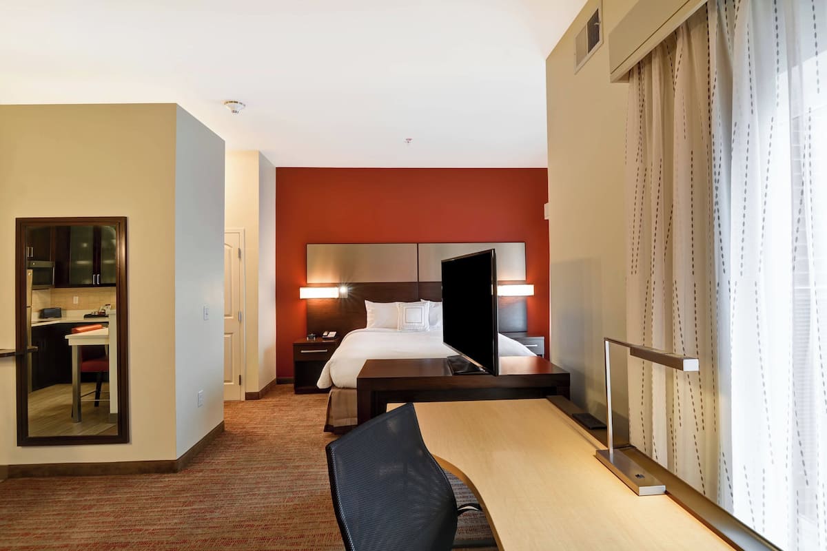 Premium bedding, in-room safe, desk, iron/ironing board