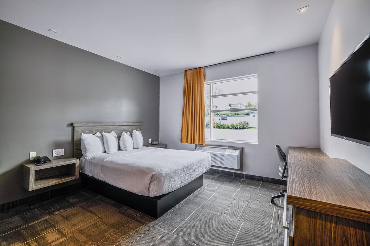 Superior Room, 1 Queen Bed | In-room safe, soundproofing, iron/ironing board (on request)