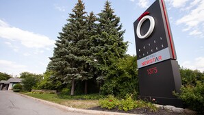 A motel sign with the name 'NewStar' and the number '1375'. - Hôtel Ô Laval (Laval)