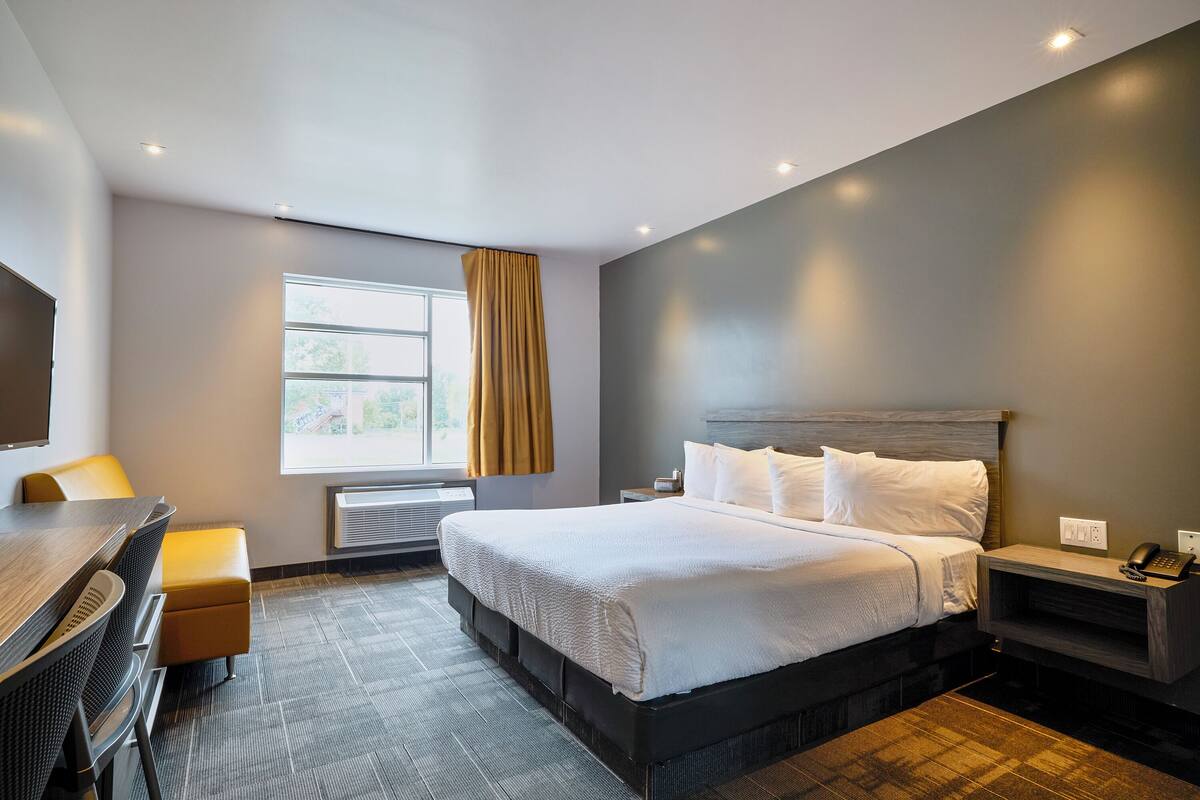 Superior Room, 1 King Bed | In-room safe, soundproofing, iron/ironing board (on request)