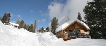 湖とTurracherhöheの斜面の近くの美しい独立したシャレー。