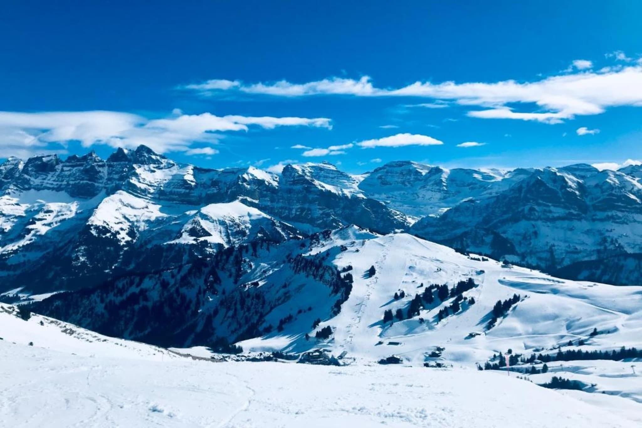Een berglandschap bedekt met sneeuw onder heldere luchten.