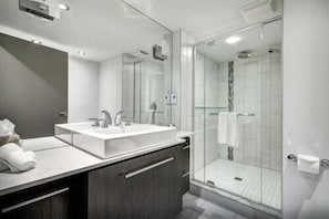 Deluxe Room | Bathroom