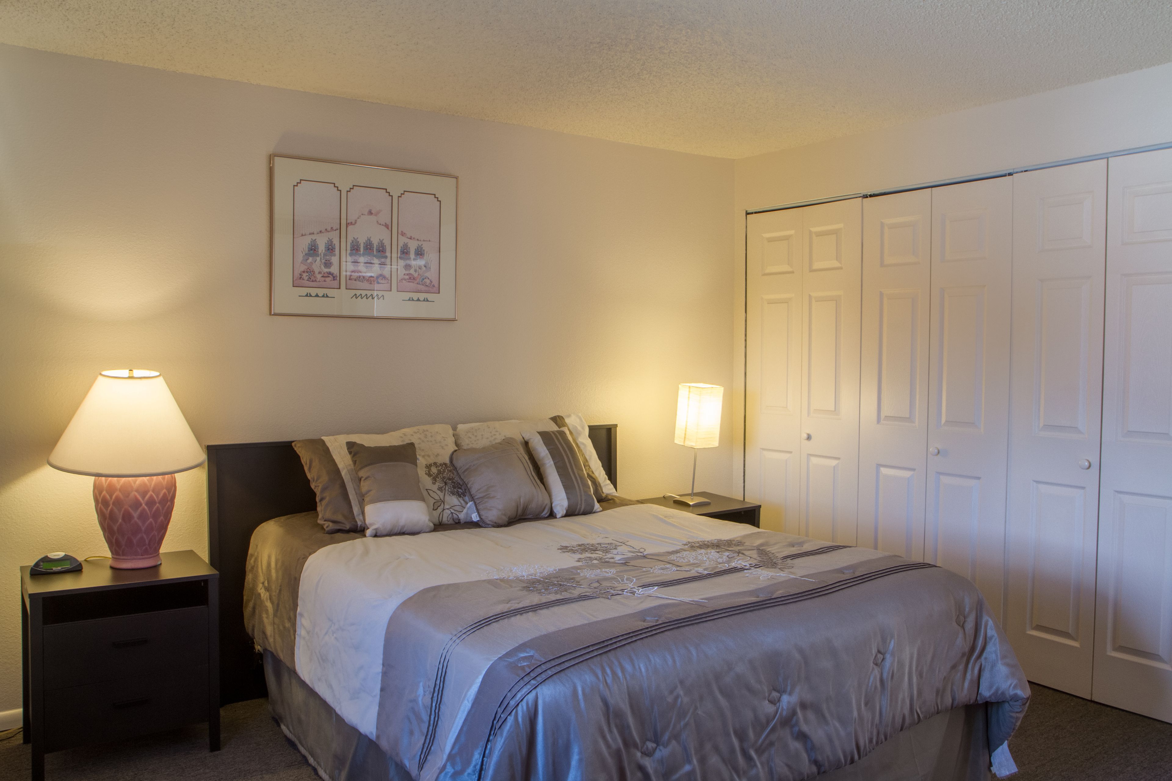 Suite, 1 habitación, cocineta, vista al patio | Cortinas blackout, tabla de planchar con plancha y camas extra 