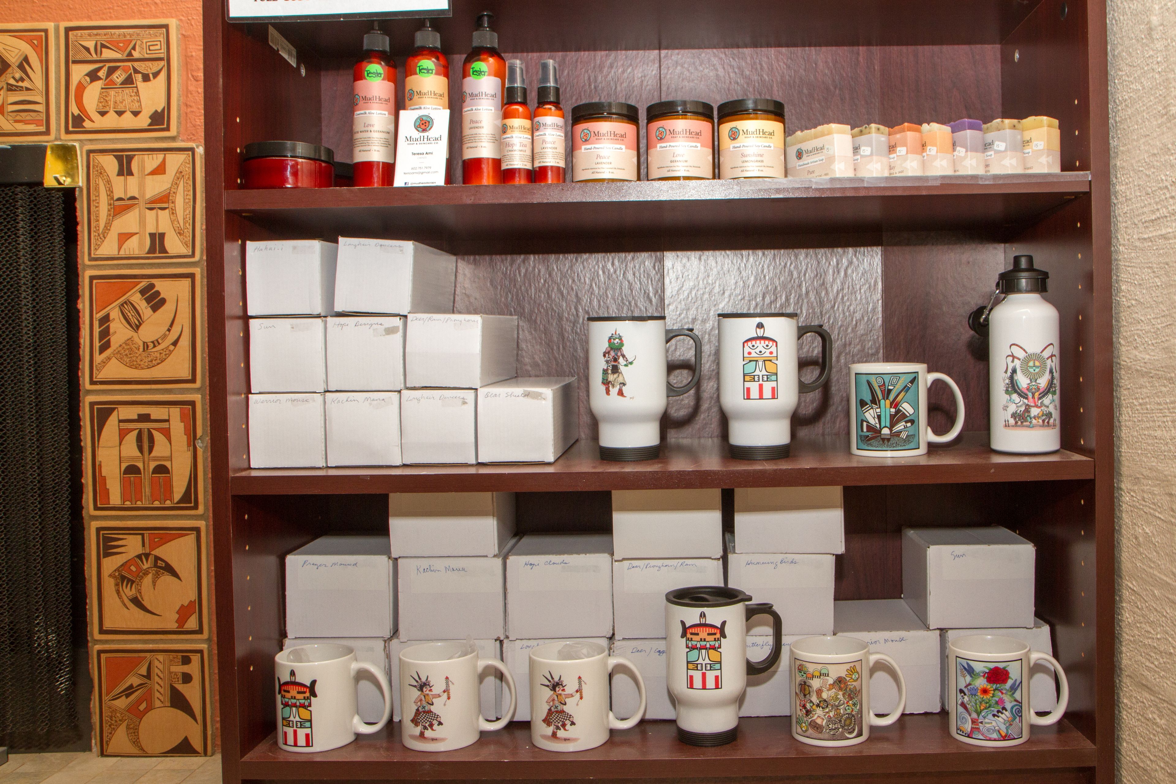 Una estantería con diversos productos, entre ellos frascos, cajas y tazas.