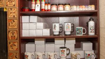 Una estantería con diversos productos, entre ellos frascos, cajas y tazas.