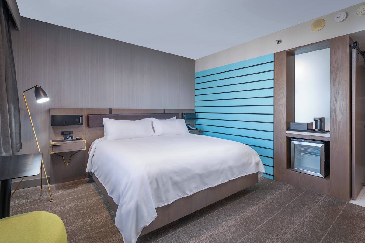 Habitación, 1 cama de matrimonio grande, no fumadores | 1 dormitorio, edredones de plumas, escritorio y cortinas opacas