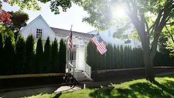 供应午餐、晚餐和早午餐，法国菜，花园景观