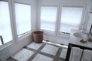 Shower, pengering rambut, jubah mandi, dan handuk