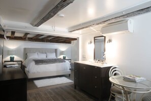 Suite, Private Bathroom (king suite 2) | Free WiFi - Maison Vivienne Southampton (Southampton)