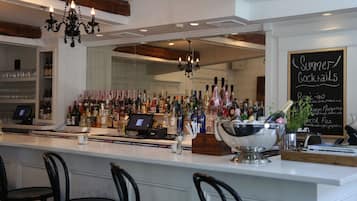 2 bars/lounges