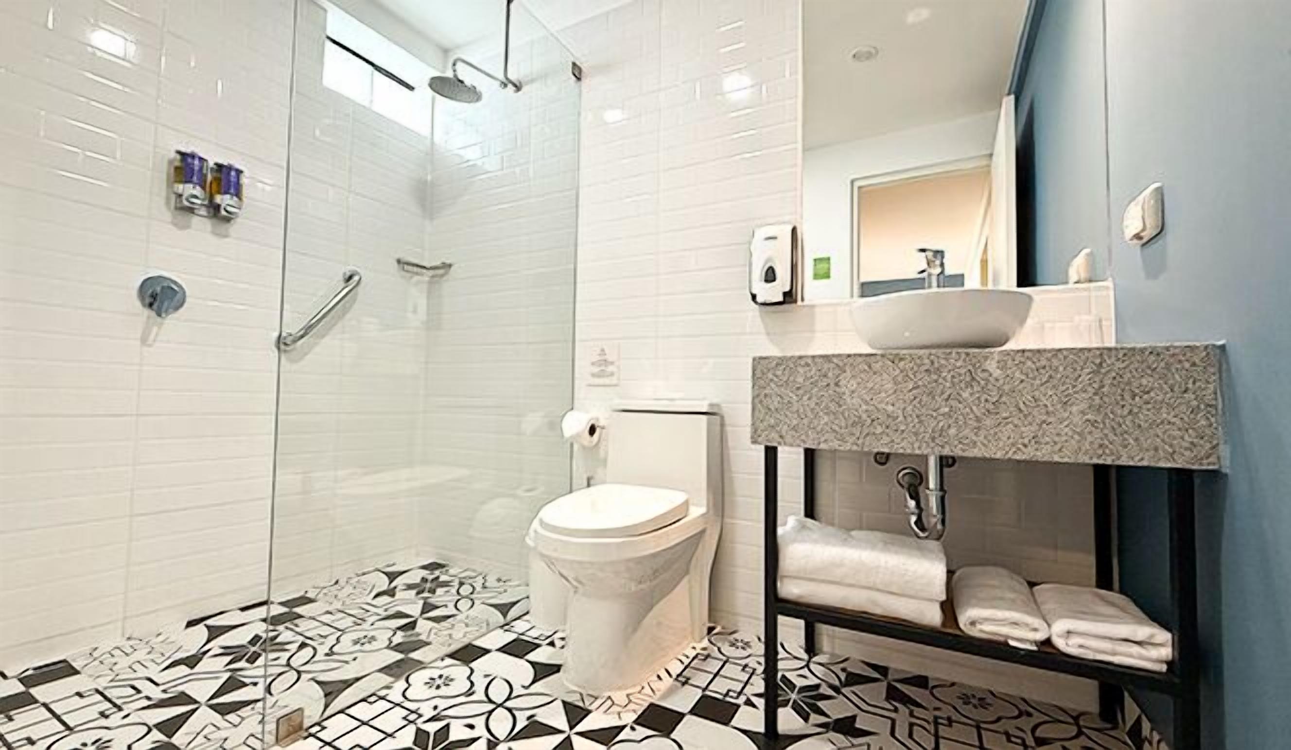 exclusive room, 2 single beds | bathroom | shower, hair dryer, towels, soap