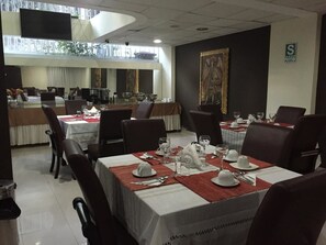 Café da manhã com buffet grátis todos os dias