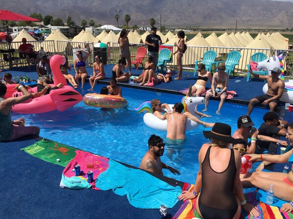 Una piscina al aire libre